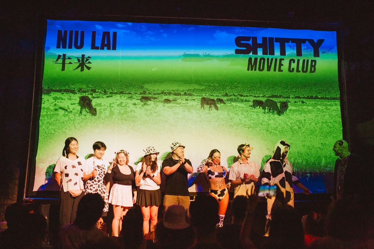 The crowd on stage in front of the Niu Lai screen